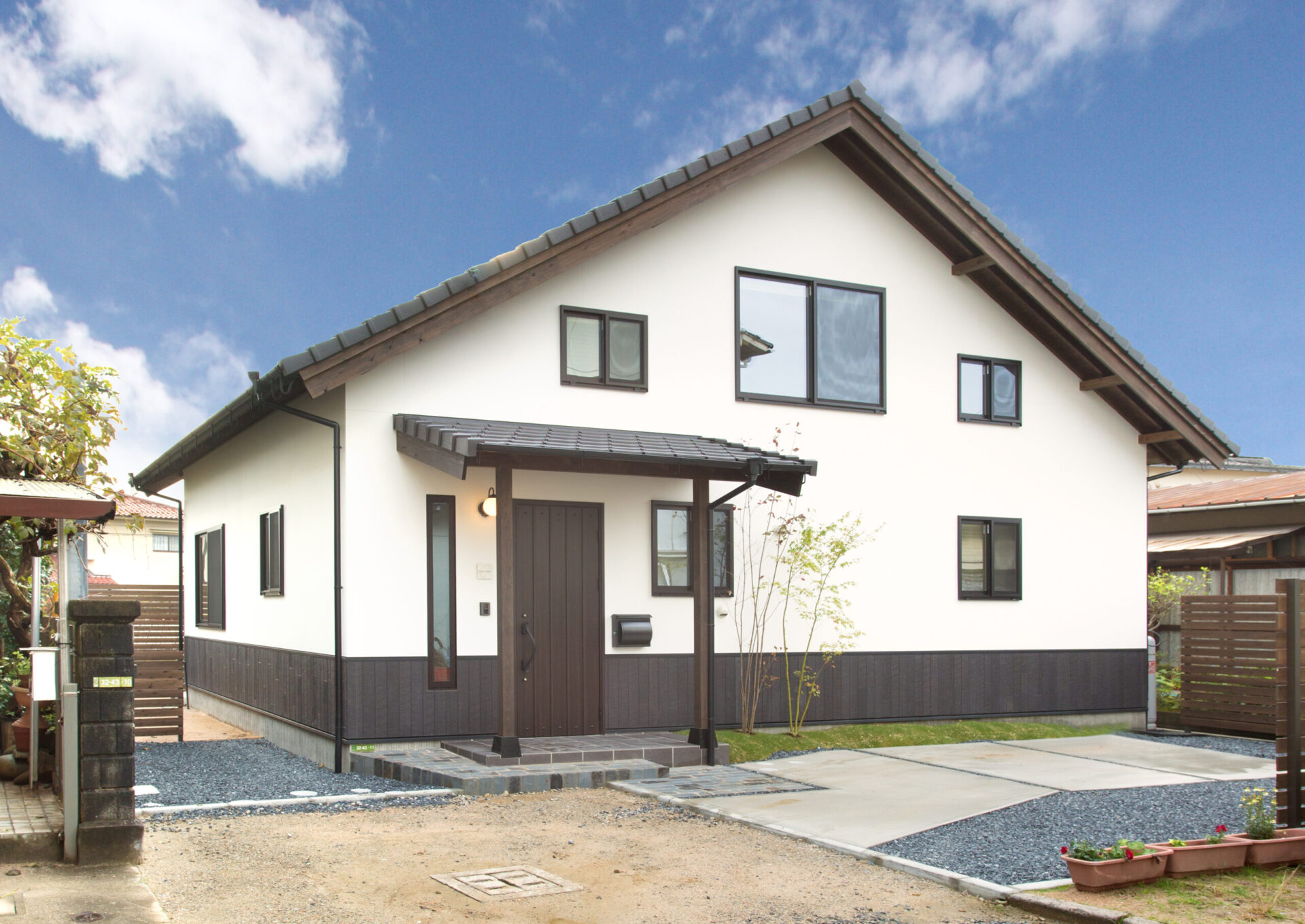 きりっとしたグレーとやわらかなアイボリーが調和した大屋根の家