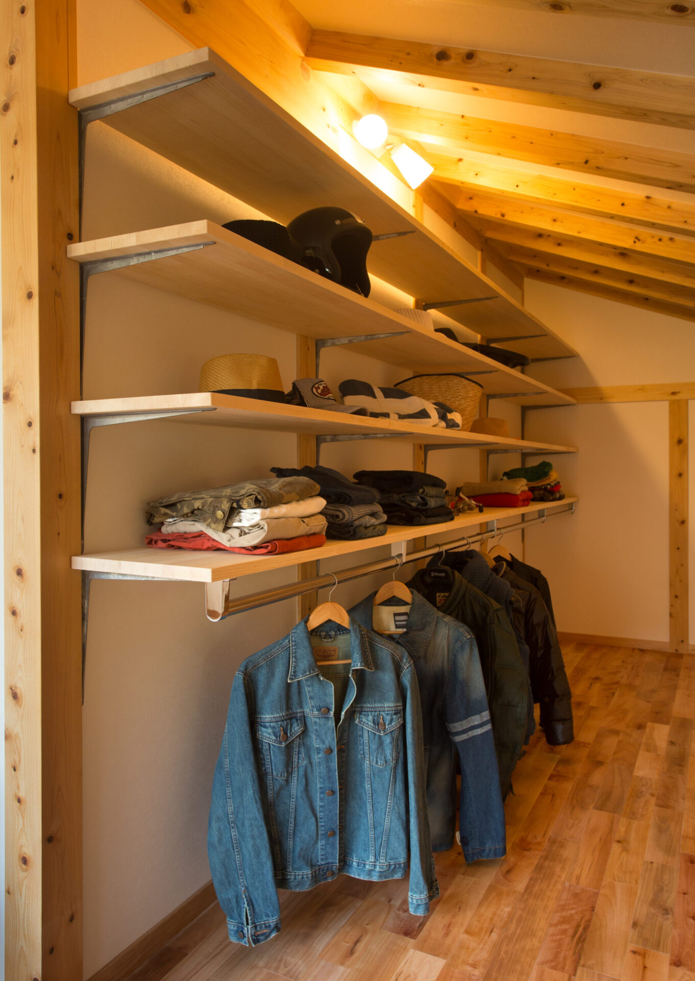 梁（はり）と屋根の形をそのまま活かした、正に夢の屋根裏部屋