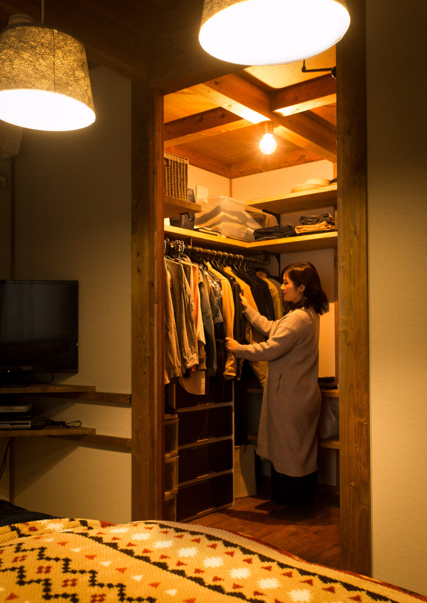 2.5畳ほどの広々としたクローゼットには衣類をたくさん収納できる