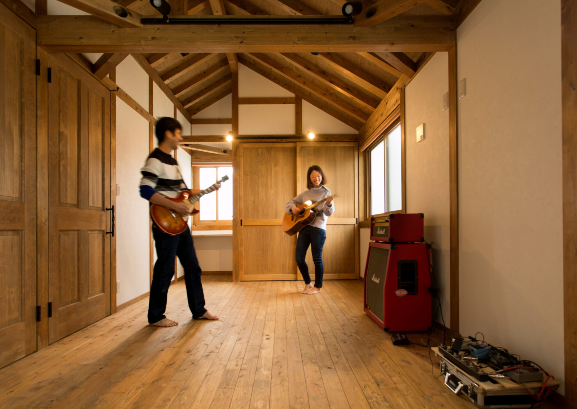 洋室には大きなアンプを設置して、2人の共通の趣味である音楽を楽しむ空間に。