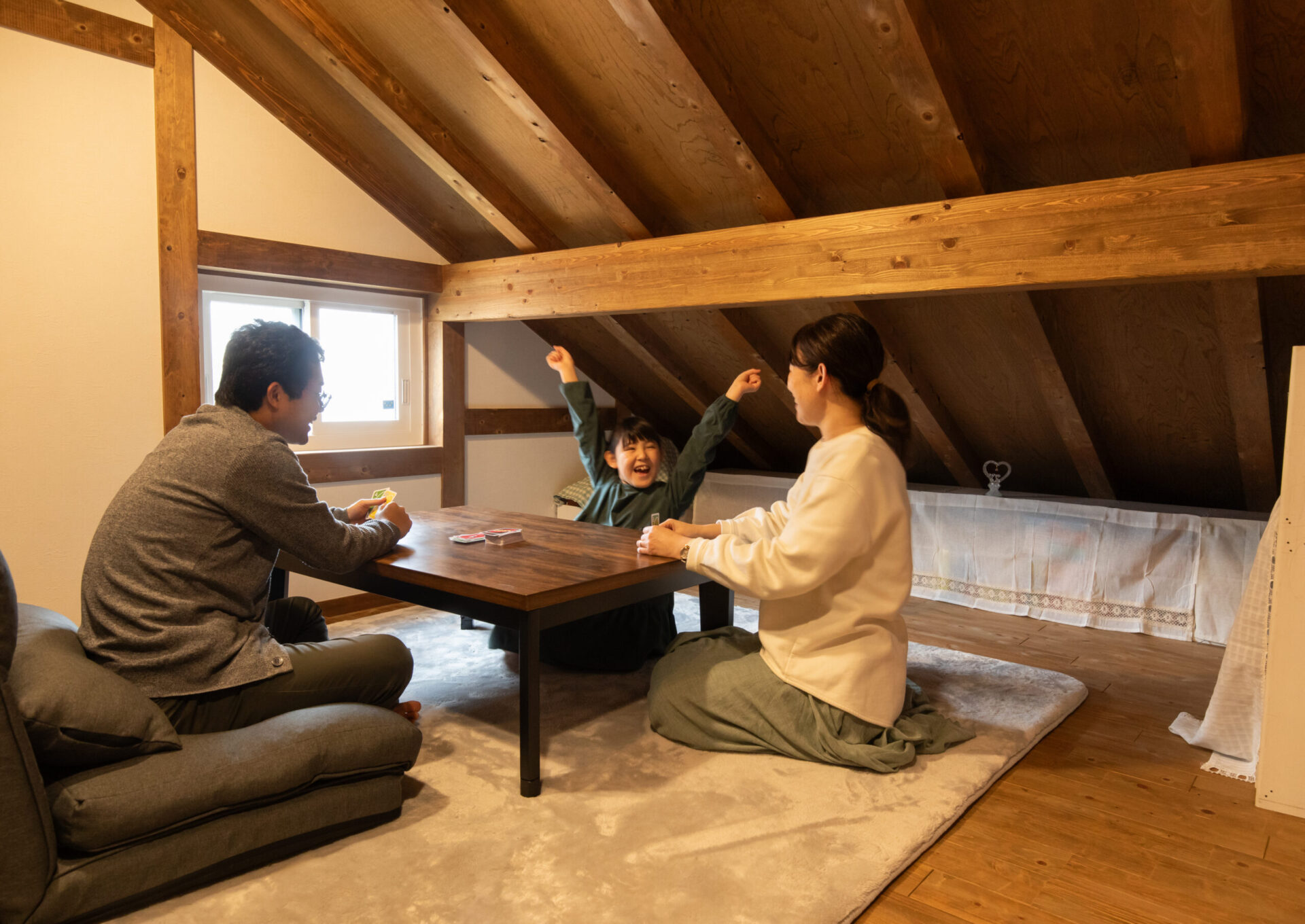 勾配天井×ロフトのスペースは、家族が集まるセカンドリビングに