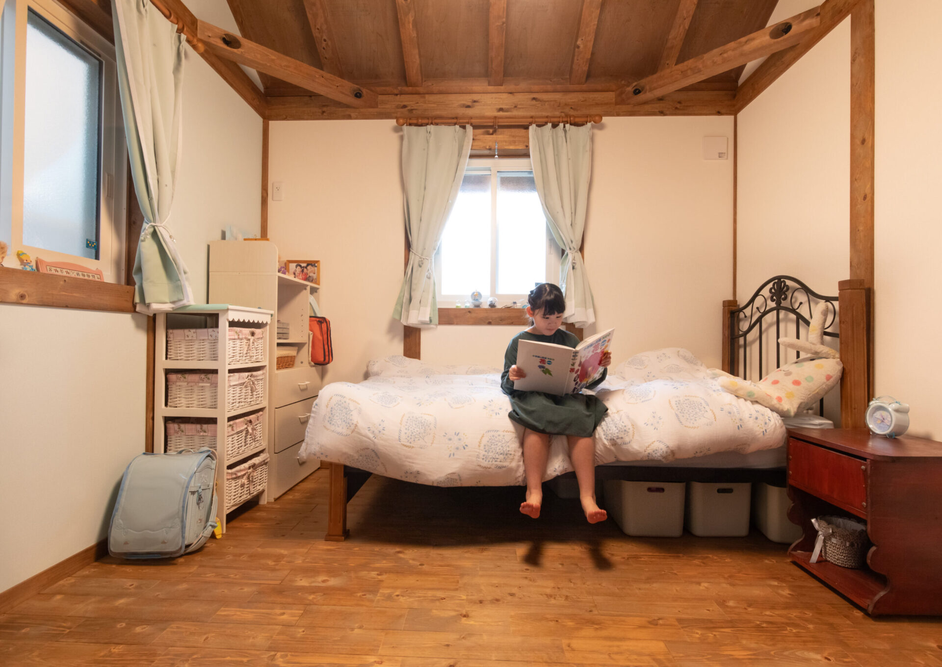 ホワイトを基調にした、アンティーク×メルヘンの子ども部屋