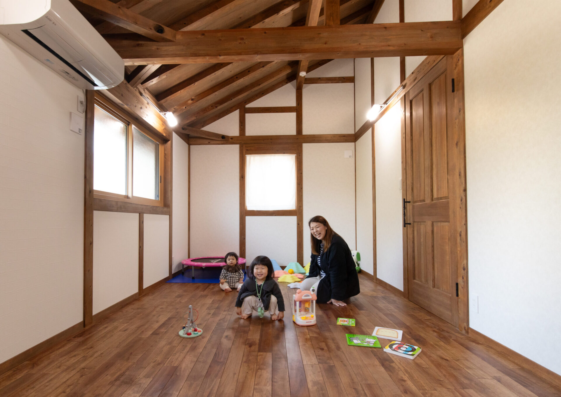 将来間仕切りできるようにした2階子ども部屋。いまは広々とした遊び場に